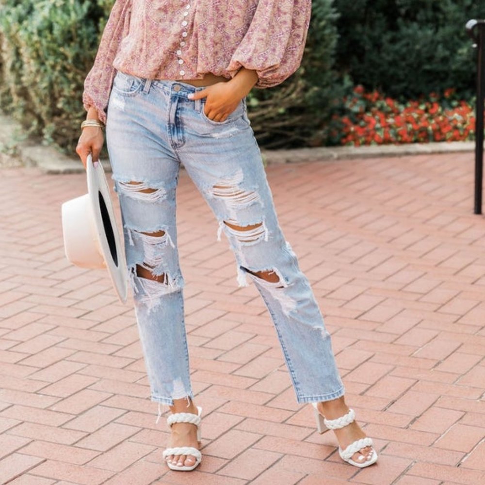 **RAW HEM LIGHT WASH DISTRESSED MOM JEANS NEW